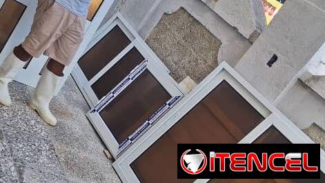 Ventanas d marquetería de aluminio. Puertas. Paños fijos. Closet de espejos. Bajos de meseta