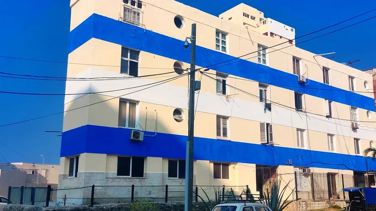 APARTAMENTO EN EL VEDADO,  PLANTA BAJA Y PUERTA A CALLE.