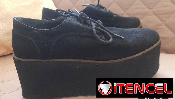 Tenis de suela ancha #37 ( Son de USO )