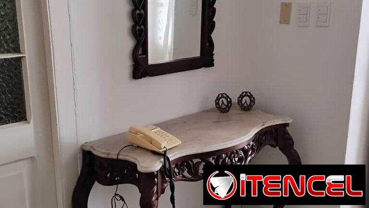 Consola de mármol y coffe table de estilo colonial.