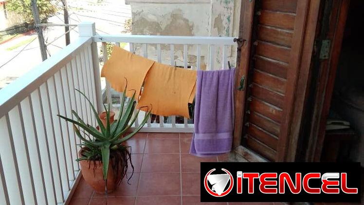 Ocasión única apto de 4 cuartos en el Vedado con valla de garaje para 2 autos y semivista al mar!! Sólo por 70.000 USD!