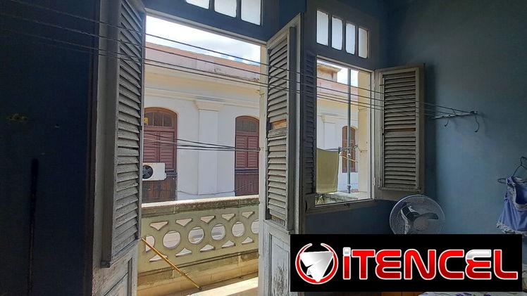 Apartamento 2/4 con balcón y ascensor moderno