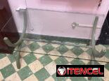 Mesa de hierro y cristal