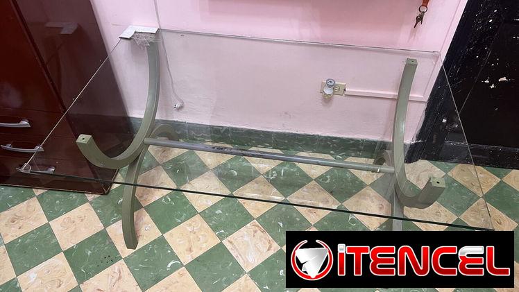 Mesa de hierro y cristal