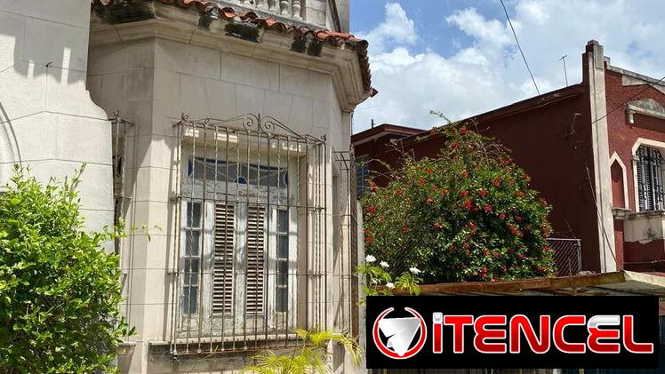 Se vende casa de 2 plantas en La Víbora.