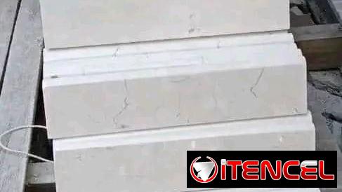 Planchas, rodapié y losas de mármol color crema de muy buen material