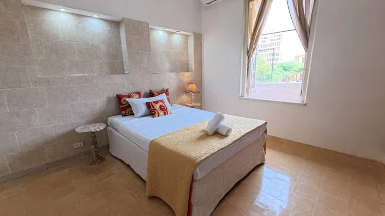 Alquiler 2 hab c/baño privado en Habana Vieja – Ideal para dos parejas – Cocina y terraza – 70 USD