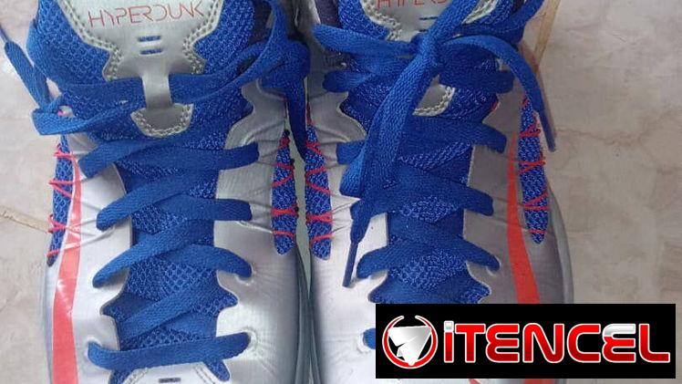 Nike Hyperdunk – Tenis de baloncesto plateados   Rendimiento profesional y estilo llamativo en la cancha.