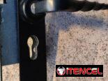 Yale estilo colonial metálico color negro 3 llaves .  50 Usd