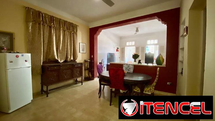 Playa apt 2 ctos y medio 2 baños balcón calle 1er piso