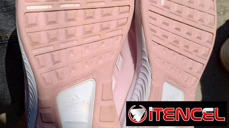 Tenis Adidas número 32 de niña.