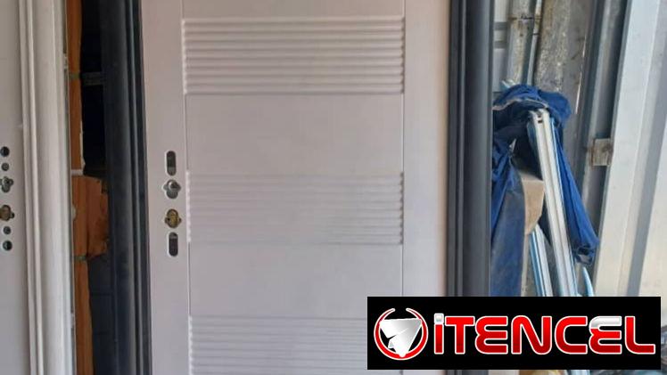 Puerta cromada para exterior