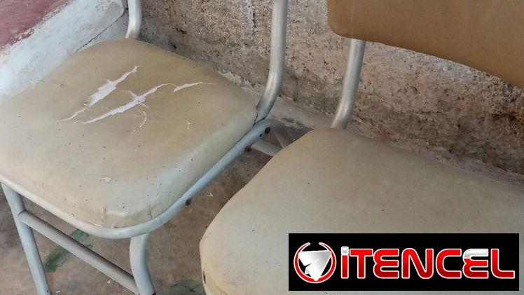 Sillas de estructura de aluminio de uso , son 5 en total hay que restaurarlas