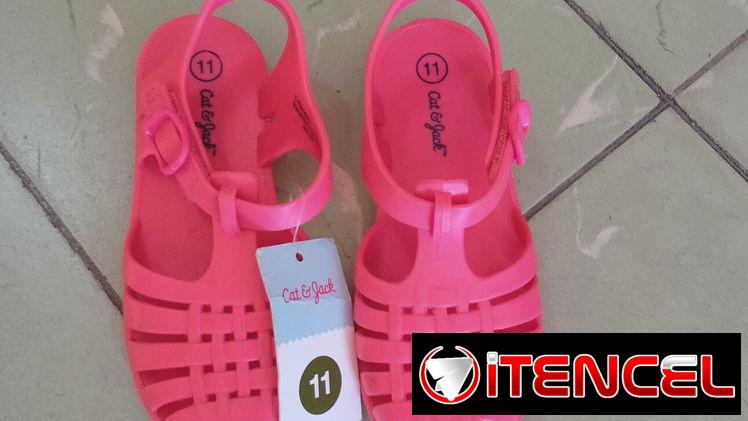 Zapatos plásticos de niña