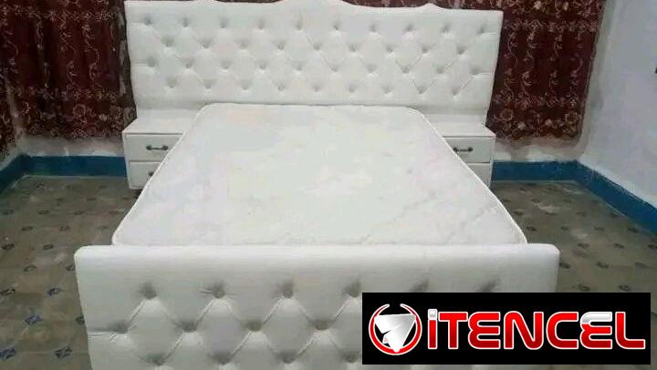 Cama Tapizada con Mesitas de Noche lista para Entregar