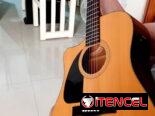 Se vende guitarra con bolsa de traslado poco uso baterias incluidas