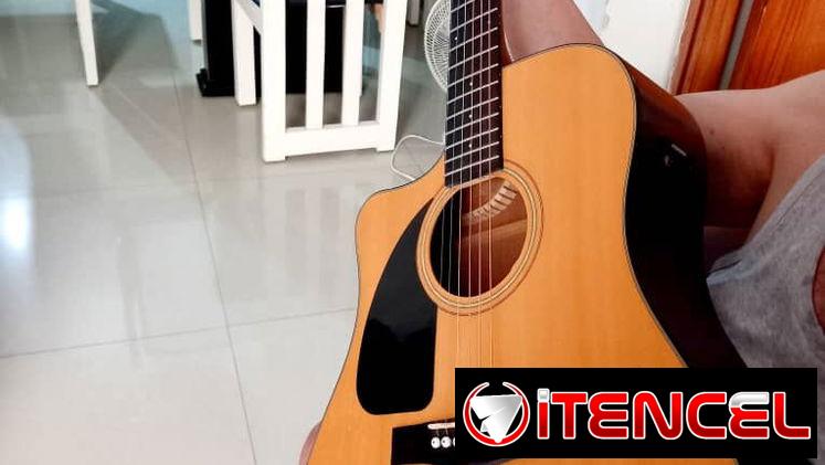 Se vende guitarra con bolsa de traslado poco uso baterias incluidas