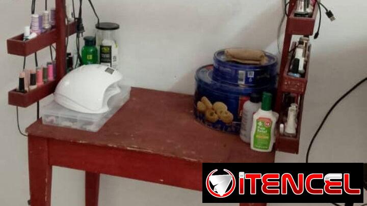 Tv funciona al 100% y mesa para arreglar uñas con todo lo que tiene la foto .