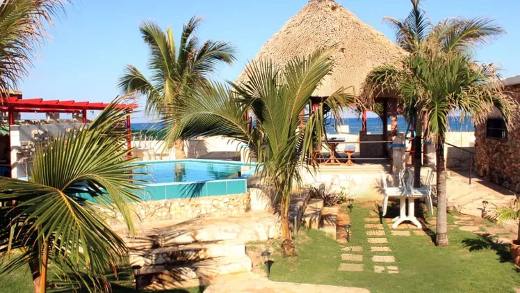 Casa en la playa con piscina en Santa Fe, La Habana. Casa cerca del mar con piscina