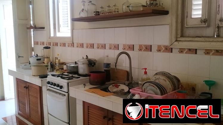 Espectacular mansión de estilo colonial con 5 habitaciones, garaje y enorme patio de tierra lateral y trasero en oferta!