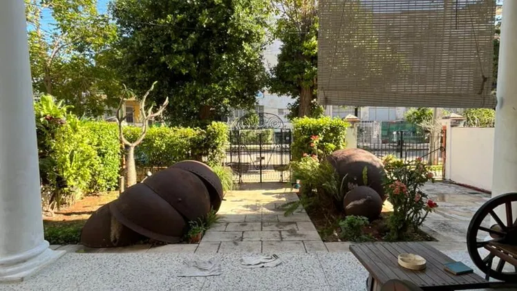 Casa independiente en el Vedado con amplio garaje 350m² jardín patio 5 cuartos