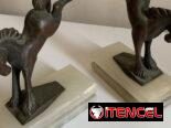 Pareja de sujetalibros vintage de mármol y bronce, con figuras de caballos.