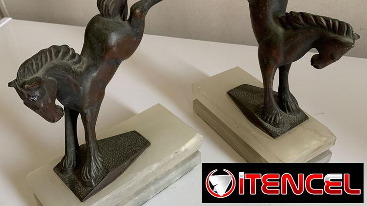 Pareja de sujetalibros vintage de mármol y bronce, con figuras de caballos.