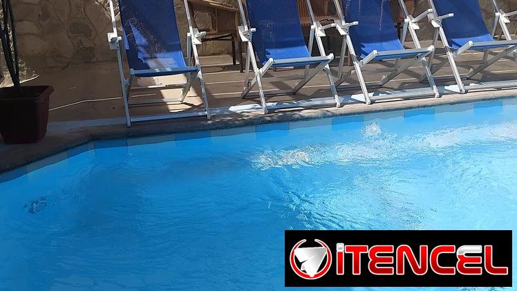 Rentamos 2 casas una al lado de la otra a solo 1 cuadra del mar de Guanabo. En total 8 hab. para 26 personas. 5295 9440