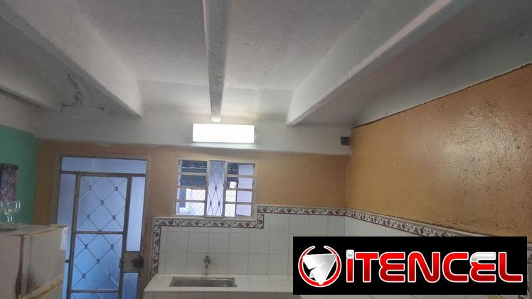 Se vende casa amplia de 2 cuartos, placa libre y patio grande