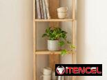 Estante vertical de pino macizo, apoyado en pared, ideal para exhibir libros, adornos y productos.