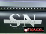 Cuños, gafetes, etiquetas, carteles lumínicos personalizados