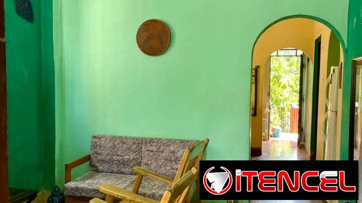 Casa en La Víbora de dos plantas con 2 habitaciones, carpoch y patio de tierra !!!