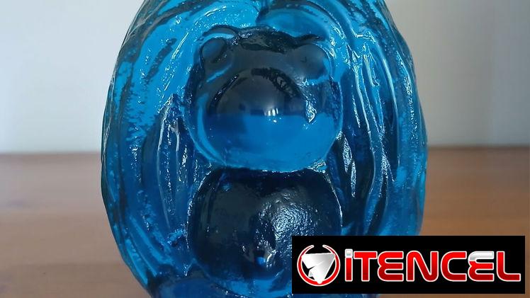 Esta figura es un trol de vidrio azul de la marca Bergdala, un objeto coleccionable popular de Suecia. Material: Vidrio