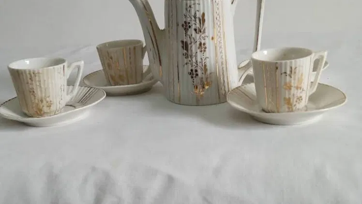 Juego de café blanco y dorado, de porcelana, antiguo.