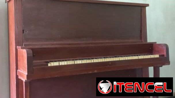 Se vende piano con banqueta, en buen estado