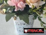 Macetas con flores artificiales