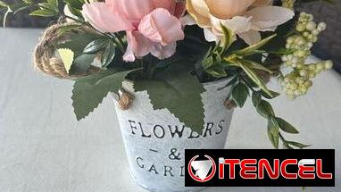 Macetas con flores artificiales
