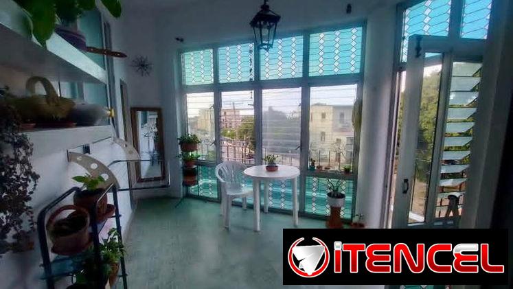 APARTAMENTO DE LOS AÑOS 50 DE ESQUINA! Gran Distribución en Línea y 12, Vedado !!!