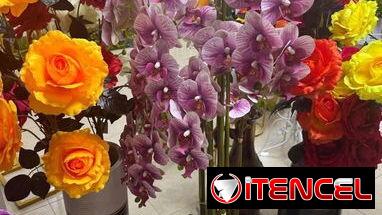 Macetas con flores artificiales