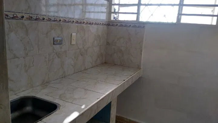 (Para vivienda, Tienda o Almacén) Resalta la ubicación comercial y la versatilidad del espacio vacío.