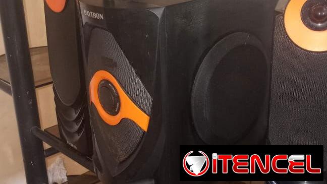 Equipo de música marca Daytron,con USB para memoria flash.