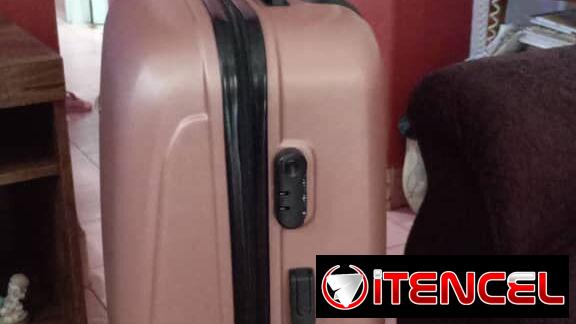 Maleta rosada de 23 kg disponible – Ideal para viajes largos