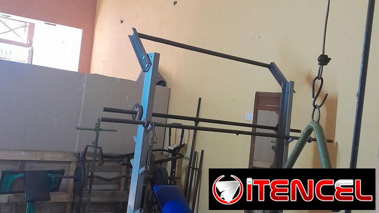 Se vende mini gimnasio(banco de press, + 300lb en pesos, predicador, banco de abdominales, caminadora, polea y más