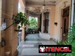 Casa en Zona vibrante de letras del Vedado !!!