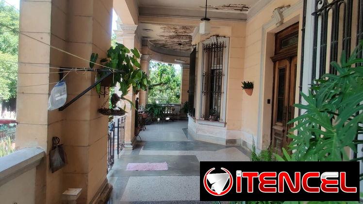 Casa en Zona vibrante de letras del Vedado !!!