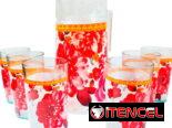 Jarra con vasos decoradas con flores