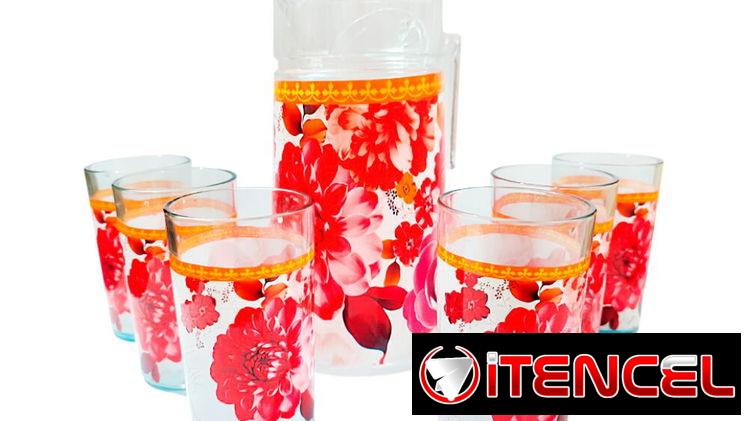 Jarra con vasos decoradas con flores