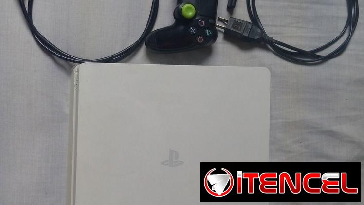 Se vende Play Station 4 Slim blanco