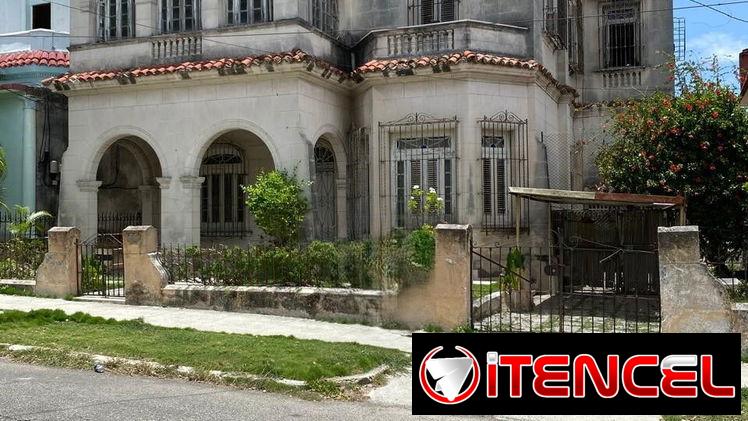 Se vende casa de 2 plantas en La Víbora.
