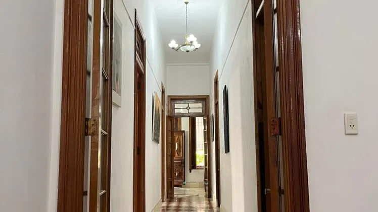 Casa independiente en el Vedado con amplio garaje 350m² jardín patio 5 cuartos